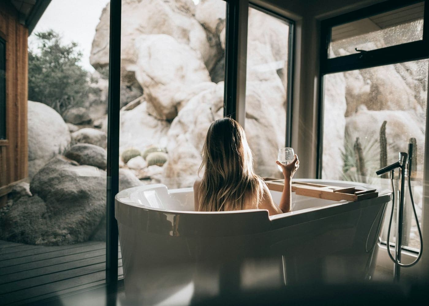 Quiet corner of the retreat with a plant, soft light and natural materials