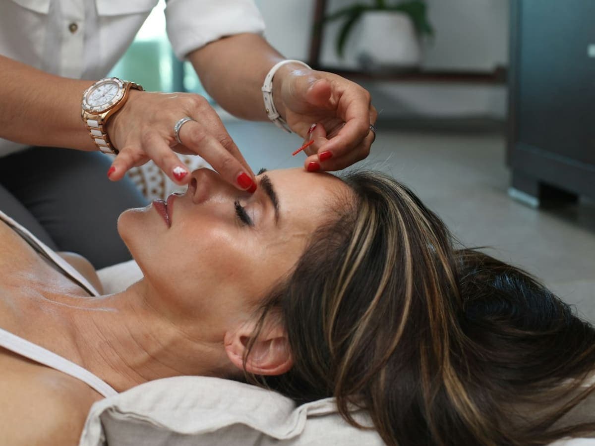 Focused deep-tissue massage on a guest's back with warm towels nearby